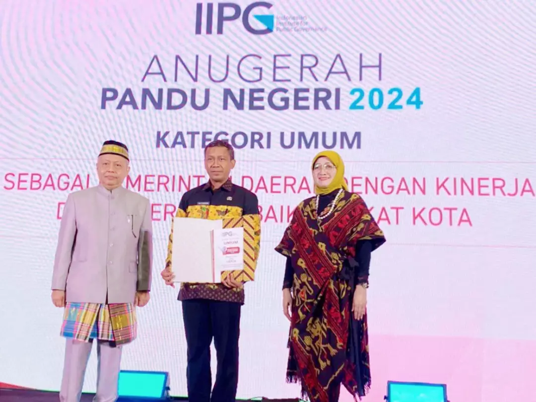 Asisten Perekonomian dan Pembangunan (Ekbang) pada Sekretariat Daerah (Setda) Kota Depok Mohammad Fitriawan (tengah) saat menerima Piagam Penghargaan pada ajang Anugerah Pandu Negeri 2024 dari IIPG di Hotel Aryaduta, Jakarta, Kamis (05/09/24).