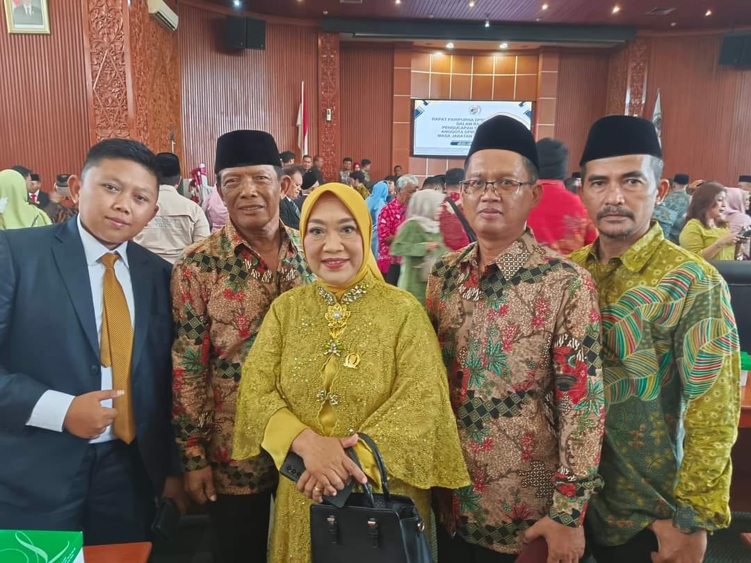 H.Saidi dan Juanah Sarmili foto bersama uasi pelantikan di dalam Gedung DPRD Kota Depok