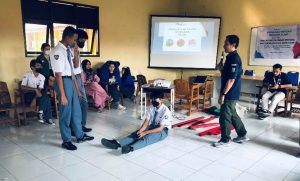 Dokumentasi: Simulasi pertolongan pertama saat terjadi korban luka pada bencana alam