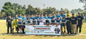 Tim Kelurahan Mekarjaya A yang lolos ke Semifinal berfoto bersama Lurah Dra.Nelda Purnadia Wardhani dan Tim Official sebelum pertandingan