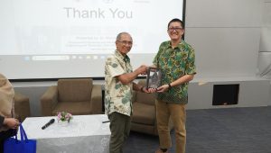 Dokumentasi: Pemberian cendera mata dari Universitas Pertamina kepada BRIN yang dilakukan oleh Prof. Wawan dan Prof. Reza