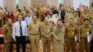 Foto bersama Kepala Diskominfo Kota Depok Manto (tengah) bersama Staf Ahli Wali Kota Bidang SDM dan Kemasyarakatan Kota Depok, Diah Sadiah (ketiga dari kanan) dan seluruh peserta sosialisasi pembentukan KIM Kelurahan di Ballroom Savero Hotel, Depok, Senin (11/11/24). (Foto:Diskominfo)