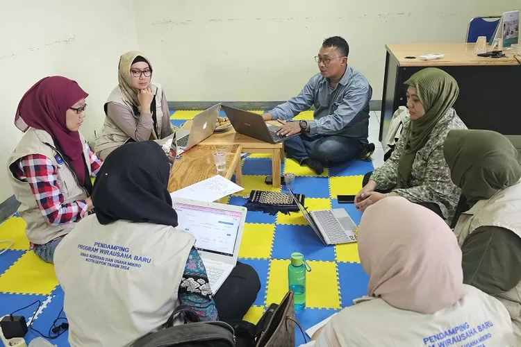 Pendamping WUB Kecamatan Cimanggis, Salfiyaningsih bersama tim sedang membedah kemajuan UMKM di Cimanggis, Depok.