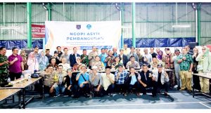 Ket foto : Sesi foto bersama usai kegiatan yang melibatkan, unsur elemen masyarakat, Lurah Mekarjaya, Camat Sukmajaya, Dandim 0507, Kapolres Metro Depok, perangkat RW se-Kelurahan Mekarjaya anggota Dewan.