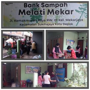 Kegiatan Bank Sampah RT 02 saat melalukan penimbangan