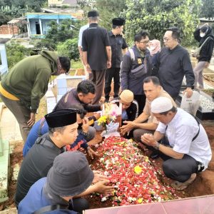 Rekan sejawat Almarhum di DLHK saat di peristirahatan terakhir