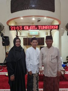 Lurah Mekarjaya, Dra. Nelda Purnadia Wardhani bersama Ustadz H. Endung Dulhadi dan Ustadz H.Afif Fachrudin