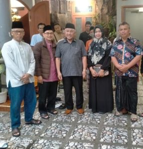 Rasmal saat mendampingi Walikota Depok dan Lurah Mekarjaya Ta,jiah kerumah duka