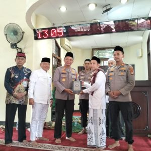 Kombes Pol.Abdul Waras saat menyerahkan Al - Qur'an kepada H.Afif Fahrudin di dampingi Camat Sukmajaya,H.Yahman setiawan dan Kapolsek Sukmajaya AKP Rizky Firmansyah Tontowiputra S.S., S.H., M.M