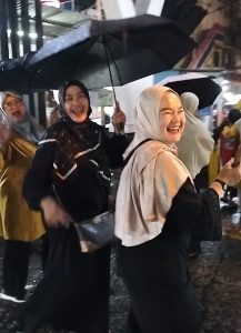 Lurah Mekarjaya ,Nelda ikut meramaikan pawai obor bersama warga RW 001