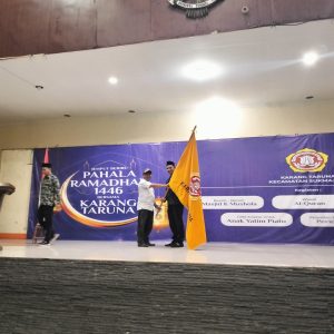 Ketua Karang Taruna Kecamatan Sukmajaya periode 2025 - 2030 Irwan Nurwanto saat menerima Bendera Pataka dari Abdul Rohim 