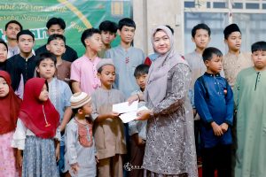 Lurah Mekarjaya, Nelda Purnadia Wardhani, saat menyerahkan santunan, berupa uang tunai satu juta serta bingkisan kepada anak anak Yatim yang bertinggal di lingkungan RW 01