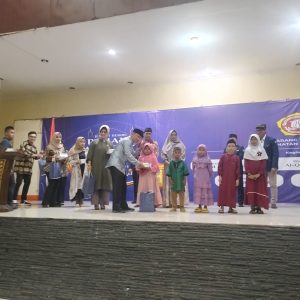 Walikota Depok, DR. H. Supian Suri, M.M memberikan santunan kepada anak yatim secara simbolis