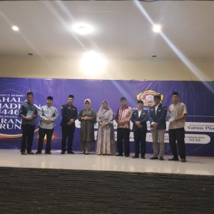 Walikota Depok foto bersama penerima Wakaf Ai-quran