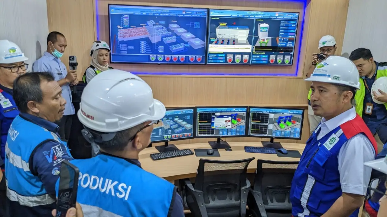 Wakil Wali Kota Depok, Chandra Rahmansyah saat berkunjung ke salah satu ruangan di PT Tirta Asasta Depok, Selasa (11/03/25).