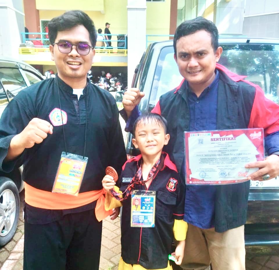 Foto : Pelatih Mas Erin atlet Jawa Barat tengah Affan (putra ketua Madas) Heriyanto, usai kejuaraan