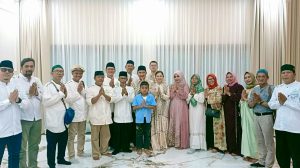 Foto : Pengurus dan Jamaah Majelis Taklim Bali Wartawan bersama Wakil Walikota serta keluarga