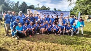 Ketua panitia Masyanto (tengah pegang Mik) saat foto bersama panitia