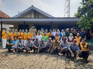 Foto bersama usai pelaksanaan kerja bakti dengan Camat Sukmajaya,Danramil,Kapolsek dan kader