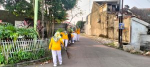 Kader RW 02 sedang melaksanakan bersih bersih lingkungan