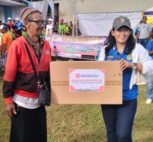 Foto salah satu penonton yang beruntung mendapatkan hadiah dari sponsor BPR Sukma Kemang Agung