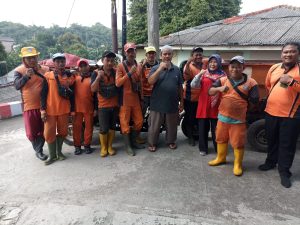 Ketua RW 02 Suryana bersama petugas dari DLHK Kota Depok