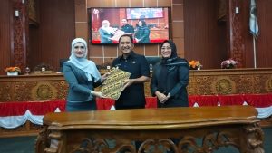 Wakil Walikota Depok Chandra Rahmansyah saat menerima hasil keputusan Rapat Paripurna dari Wakil Ketua DPRD, Yeti Wulandari