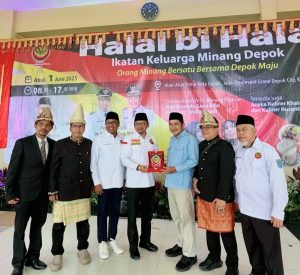 Wakil Walikota Depok,Chandra Rahmansyah (baju biru) saat menerima kenang kenangan dari Ketua Umum IKM Kota Depok H.T.M. Yusufsyah Putera 