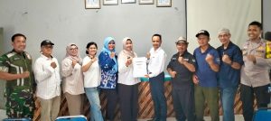 Lurah Mekarjaya Dra.Nelda Purnadia Wardhani menyerahkan dokumen susunan pengurus Koperasi Merah Putih kepada , Zulkardi Lefrant, SE