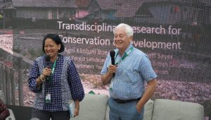 Keterangan Foto : Prof. Agni Klintuni Boedhihartono dan Prof. Jeff Sayer memaparkan materi mengenai pentingnya pendekatan dalam lingkup sosial untuk mendukung pembangunan berkelanjutan