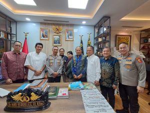 Kadiv Humas Polri Irjen Pol Shandi Nugroho menerima kunjungan jajaran Panitia Pengarah (Steering Committee/SC) dan Panitia Pelaksana (Organizing Committee/OC) Kongres Persatuan PWI yang terdiri Zulkifli Gani Ottoh, Totok Suryanto, Marthen Selamet Susanto, Raja Parlindungan Pane, Tb Adhi, Musrifah dan Herwan Pebriansyah.(Dok PWI)