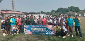 Keterangan Foto : Camat Sukmajaya Christine Desima Artauli (Tengah,Kaos merah) bersama panitia dan tim yang bertanding saat pembukaan turnamen