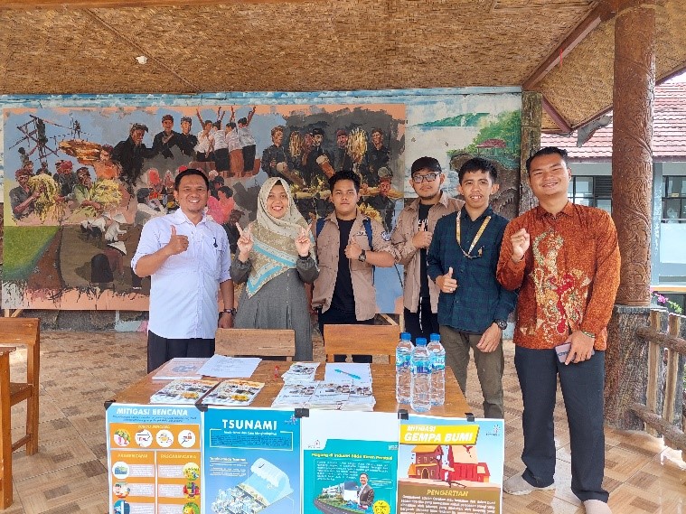 Dokumentasi: Kegiatan pemetaan lokasi bencana di Desa Cisolok yang dilakukan oleh dosen dan mahasiswa Teknik Geofisika UPER