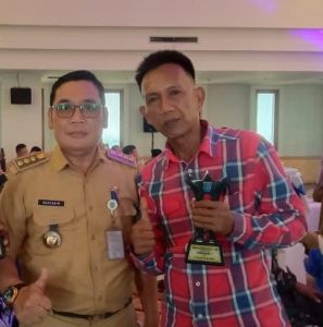 Syaiful Bahri foto bersama Camat Panmas yang baru Mustakim S.sos