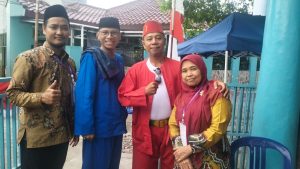 Ketua Panitia Pemilihan RT RW Fauzi paling kiri bersama H. Miswanto Ketua RW 02 terpilih baju merah usai pemilihan 