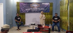 Keterangan foto: Hj. Endah Winarti Anggota DPRD Kota Depok saat menyampaikan materi kepada Ketua RW