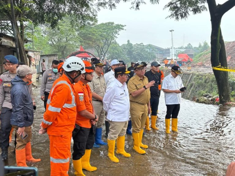 Tinjau Longsor di TPST Bantargebang, Gubernur Pramono Pastikan Penanganan Cepat dan Dukungan bagi Korban