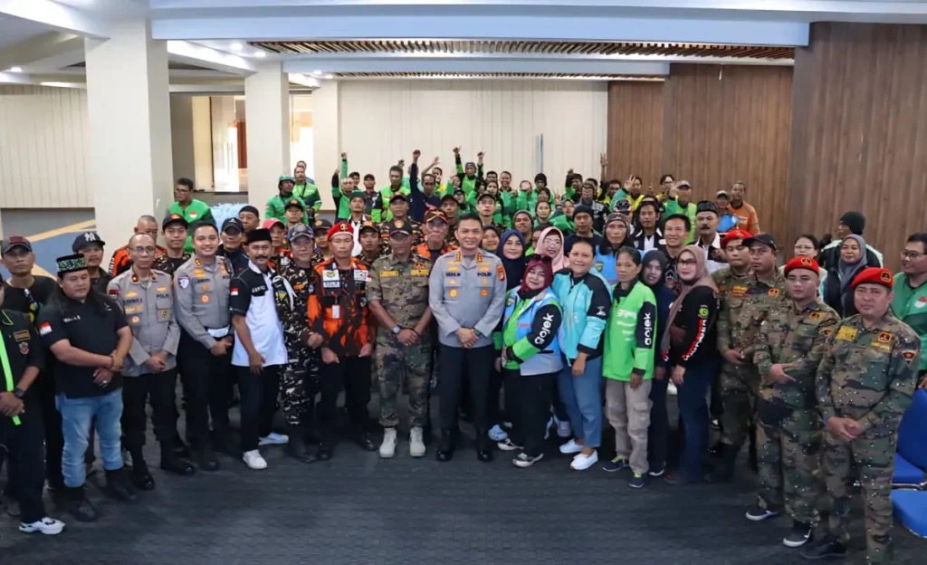 Salurkan Bantuan untuk Potmas dan Ojol, Polres Metro Depok Gelar Kegiatan Sosial