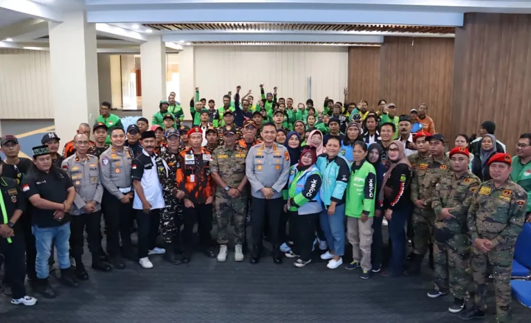 Salurkan Bantuan untuk Potmas dan Ojol, Polres Metro Depok Gelar Kegiatan Sosial