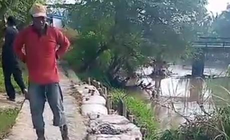 Kepemimpinan Nyata di Tengah Krisis: Bao Umbara Perbaiki Jalan Longsor dengan Dana Pribadi
