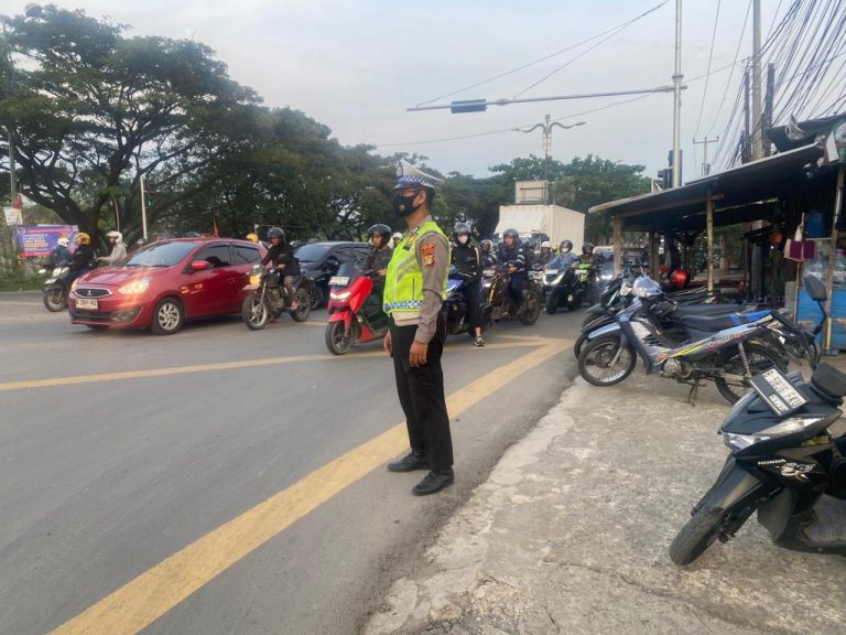 LALU LINTAS TERPANTAU KONDUSIF, POLSEK CIKARANG PUSAT HADIR MENJAGA KELANCARAN MOBILITAS MASYARAKAT