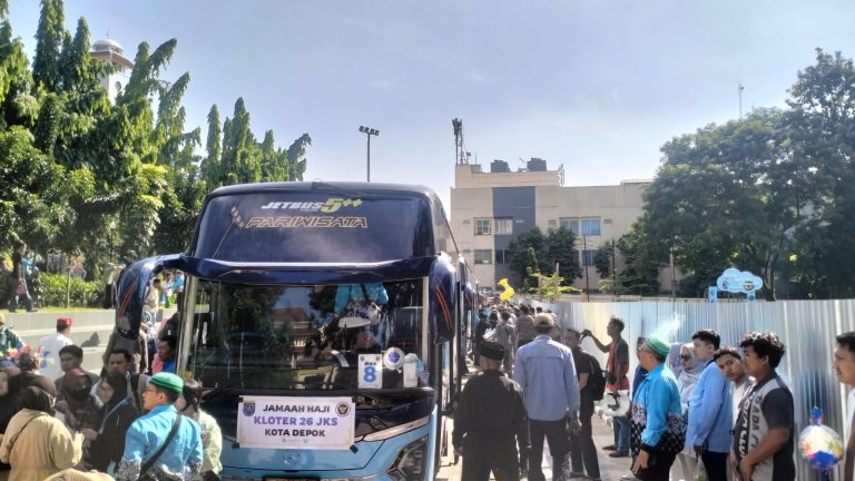 Suasana Haru Pelepasan Jamaah Terakhir Depok: Bapak Hara dari Cimanggis Pamit Keluarga, Fauzan Ingatkan Makna Wukuf di Arafah