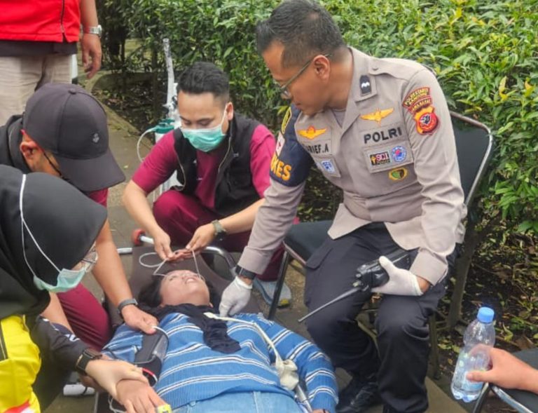 Aksi Humanis, Polda Jabar Gercep Beri Pertolongan Pertama ke Bobotoh yang Pingsan Saat Konvoi Persib