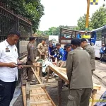 Satpol PP Kota Bandung Tertibkan Bangunan Liar dan PKL di Jalan Gatot Subroto, Wujud Komitmen Kembalikan Fungsi Ruang Publik