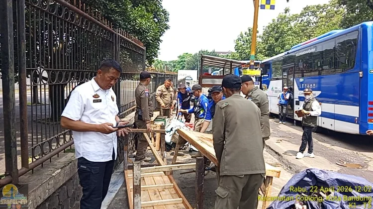 Satpol PP Kota Bandung Tertibkan Bangunan Liar dan PKL di Jalan Gatot Subroto, Wujud Komitmen Kembalikan Fungsi Ruang Publik