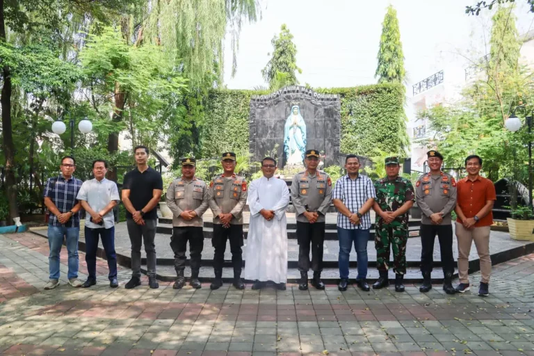 Jaga Kekhusyukan Ibadah, Polres Metro Depok Padatkan Personel Amankan Perayaan Kenaikan Isa Almasih