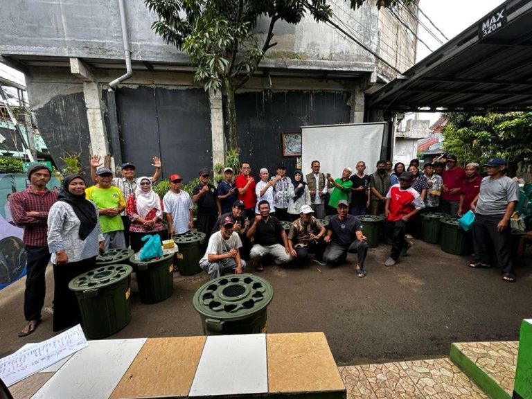 Hadapi Kenaikan Harga Pangan, UPER Berdayakan Warga Depok lewat Budikdamber
