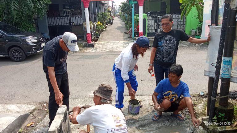 Warga RW 10 Mekarjaya Kerja Bakti Bersihkan Drainase, Harap Perbaikan Menyeluruh dari Pemerintah