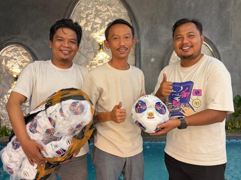 Karang Taruna Desa Sukaresmi Serahkan Puluhan Bola untuk SSB Persipa Kampung Pagaulan, Wujud Nyata Dukungan bagi Generasi Muda Berprestasi