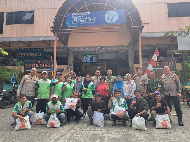 Jaga Depok On The Spot di Pasar Agung, Kapolres dan Dandim Turun Langsung Serap Aspirasi Warga serta Salurkan Bantuan Sosial